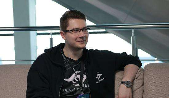 他踢中场时 他踢中场时